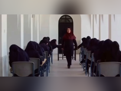 (ویدئو) حس و حال دیدنی رتبۀ اول کنکور/ معلمش بیشتر از خودش خوشحال شده