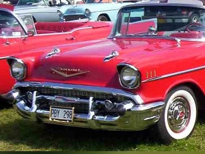 (ویدیو) فقط ببینید 70 سال پیش چه ساخته‌اند! آپشن‌های جادویی در دل زیباترین شورولت قرمز کلاسیک جهان