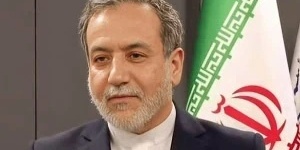 (ویدئو) ادای احترام سیدعباس عراقچی به استاد قدیمی‌اش در همایش دانشگاه تبریز / لحظه‌ای که سالن را تحت‌تأثیر قرار داد