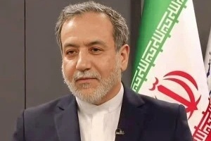 (ویدئو) ادای احترام سیدعباس عراقچی به استاد قدیمیاش در همایش دانشگاه تبریز / لحظهای که سالن را تحتتأثیر قرار داد