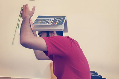 (ویدو) موقعیت: وقتی کلاس بغلی زنگ بعد همون امتحان که تو الان دادی رو دارن/ حتی دور ترامپ هم اینهمه خبرنگار جمع نمیشه😂