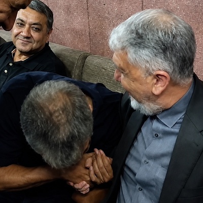 ببینید| بعد از جنجال بسته شدن سایت، حرکت غیرمنتظره عادل فردوسی‌پور در مراسم ختم اکبر عبدی همه را غافلگیر کرد