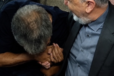 ببینید| بعد از جنجال بسته شدن سایت، حرکت غیرمنتظره عادل فردوسی‌پور در مراسم ختم اکبر عبدی همه را غافلگیر کرد