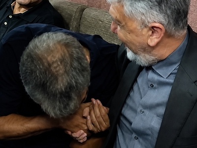 ببینید| بعد از جنجال بسته شدن سایت، حرکت غیرمنتظره عادل فردوسی‌پور در مراسم ختم اکبر عبدی همه را غافلگیر کرد