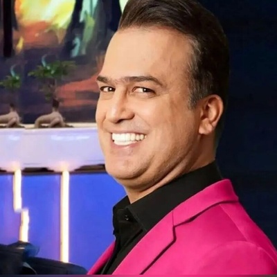 تلنگری به تاریخ/ نگاهی به تصاویر حامد آهنگی با سبیل و ژست قاجاری در لباس اصیل ایرانی در کنار همسر و فرزندش