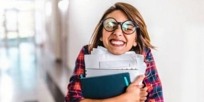 (ویدیو) این دوستمون اونقدر درسخونه که حتی وسط مهمونیم کتاب رو ول نمیکنه/ تو دوست داری بعد مدرسه کجا درس بخونی؟ تو مترو یا سینما؟😂