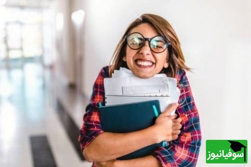 (ویدیو) این دوستمون اونقدر درسخونه که حتی وسط مهمونیم کتاب رو ول نمیکنه/ تو دوست داری بعد مدرسه کجا درس بخونی؟ تو مترو یا سینما؟😂