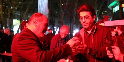 ادای احترام فرزاد حسنی به یادمان شهدای میناب در باغ فردوس