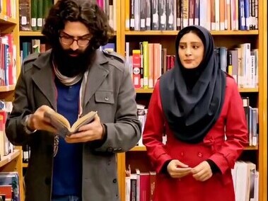 ویدیو/ خلاقیت دختر دانشجوی ایرانی در نمره گرفتن از استاد به کمک همکلاسی پسرش/ وقتی به خاطر پاس شدن مجبور میشی لباس برند رو با تاناکورا چنج کنی