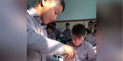 (ویدئو) اختراع جذاب و دیدنی دانش‌آموز کلاس هفتم در فضای مجازی وایرال شد؛ به ایلان ماسک دهه نودی سلام کنید، ببینید با اختراعش تو مدرسه الان چقدر می‌تونه پول دربیاره! 👏😂