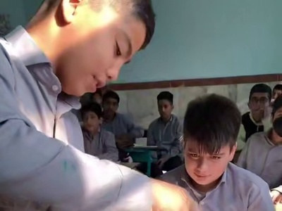 (ویدئو) اختراع جذاب و دیدنی دانش‌آموز کلاس هفتم در فضای مجازی وایرال شد؛ به ایلان ماسک دهه نودی سلام کنید، ببینید با اختراعش تو مدرسه الان چقدر می‌تونه پول دربیاره! 👏😂