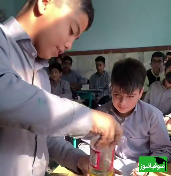 (ویدئو) اختراع جذاب و دیدنی دانش‌آموز کلاس هفتم در فضای مجازی وایرال شد؛ به ایلان ماسک دهه نودی سلام کنید، ببینید با اختراعش تو مدرسه الان چقدر می‌تونه پول دربیاره! 👏😂