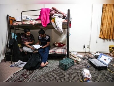 (ویدئو) کلیپی طنز از یک خوابگاه پسرانه/ کنسرت و هم‌آوایی دانشجویان با خواننده ترکیه‌ای