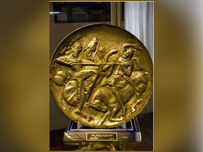 ویدیو/ نمایش اقتدار ساسانیان در برابر رومیان با طراحی هنرمندانۀ نبرد "شاپور اول" و امپراتور روم بر روی «بشقاب جنگ‌ سواران»