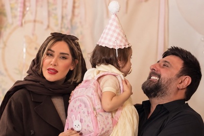 ویدئو | باورکردنی نیست فسقلی سارا منجزی‌پور و محمد علیزاده مدرسه‌ای شده! اولین روز مدرسه با کوله‌پشتی کوچولو و تیپ بامزه!