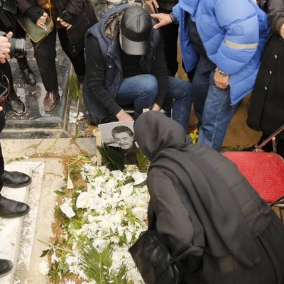 حضور مازیار لرستانی، فرشید نوابی(همسر سابق الهام چرخنده)، شهره سلطانی، کیانوش گرامی، فریبا کوثری و... در مراسم یادبود رضا رویگری با دف نوازی+فیلم