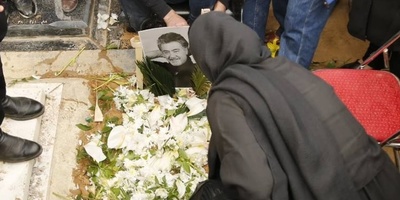 حضور مازیار لرستانی، فرشید نوابی(همسر سابق الهام چرخنده)، شهره سلطانی، کیانوش گرامی، فریبا کوثری و... در مراسم یادبود رضا رویگری با دف نوازی+فیلم