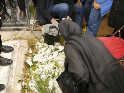 حضور مازیار لرستانی، فرشید نوابی(همسر سابق الهام چرخنده)، شهره سلطانی، کیانوش گرامی، فریبا کوثری و... در مراسم یادبود رضا رویگری با دف نوازی+فیلم