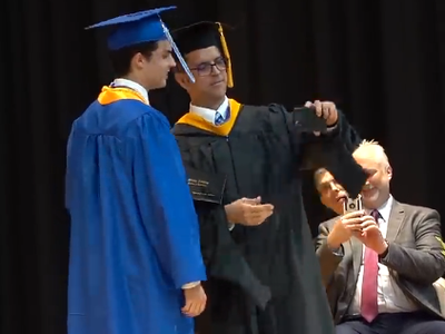 (ویدئو) باحال‌ترین سلفی پدر و پسری جهان در دانشگاه