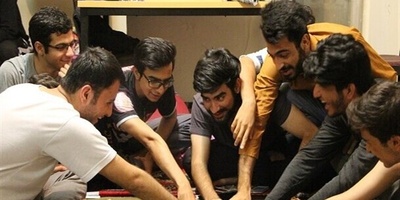 ویدئو | وقتی خوابگاه استودیو می‌شود؛ نوازندگی در کمد، شاهکار زندگی دانشجویی 😂