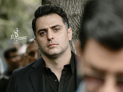 علی ضیا دیگه کلا زده توی کار شعرخوانی و دکلمه! / ویدیوی دیده نشده از شعرخوانی فوق العاده دلنشین علی ضیا؛ قسم به فقر که حلّال رنگ ایمان است...