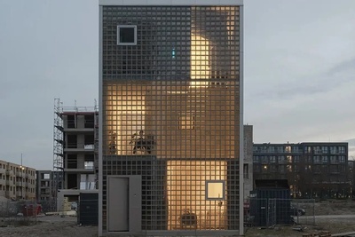 نگاهی به معماری چشم‌نواز لایت هاوس؛ تجربه زندگی در تالار عمودی 14 متری