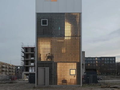 نگاهی به معماری چشم‌نواز لایت هاوس؛ تجربه زندگی در تالار عمودی 14 متری