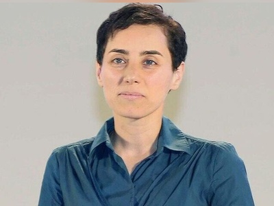 عکس| نگاهی به خانه‌ی ابدی پروفسور مریم میرزاخانی؛ جایی که نابغه‌ی ریاضی ایران برای همیشه آرام گرفت/ شعر روی سنگ قبرش خیلی خوبه...