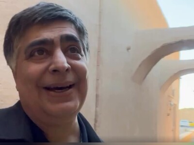 مات و مبهوت ماندن «رضا شفیعی جم» از معماری منحصربه‌فرد و سنتی یزد زیبا/ سفری کوتاه به کوچه‌پس‌کوچه‌های «یزد» با گویش زیبای یزدی رضا شفیعی‌جم/ میخوام یزدی حرف بزنم اصفهانی میشه🤣