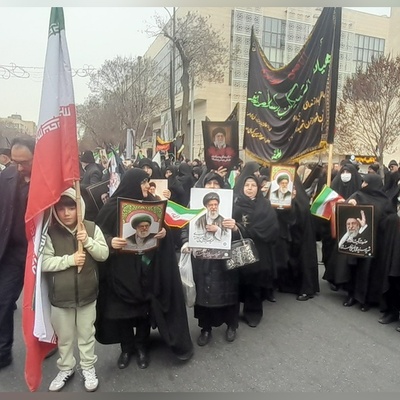 (ویدئو) گزارش مردمی از چهارراه شهید بهشتی تبریز: دژِ استوار انقلاب در سوگ رهبر؛ طنینِ «لبیک یا خامنه‌ای»