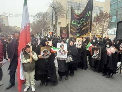 (ویدئو) گزارش مردمی از چهارراه شهید بهشتی تبریز: دژِ استوار انقلاب در سوگ رهبر؛ طنینِ «لبیک یا خامنه‌ای»