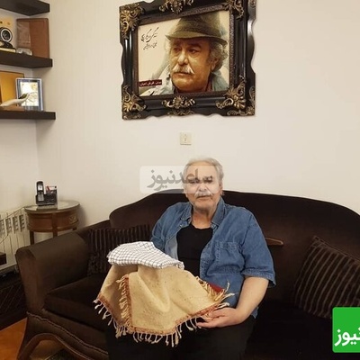 نگاهی به چیدمان منزل محمد کاسبی مزین به چفیه رهبری/ مبلمان چوبی و راحتی، تابلو دیواری، شلف دیواری و تندیس های نفیس و...