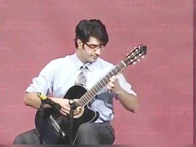 گیتار نوازی زیبای  دانشجوی ایرانی هنرمند در 
 دانشگاه هاروارد +فیلم/پرچم ایرانیا همیشه اون بالا بالاهاست...