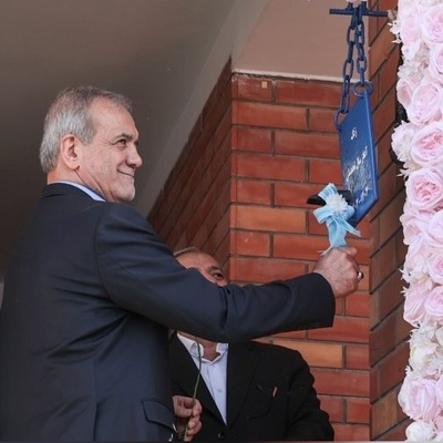 زنگ آغاز سال تحصیلی 1404-1405 با حضور رئیس‌جمهور پزشکیان در مدرسه‌ای در تهران نواخته شد