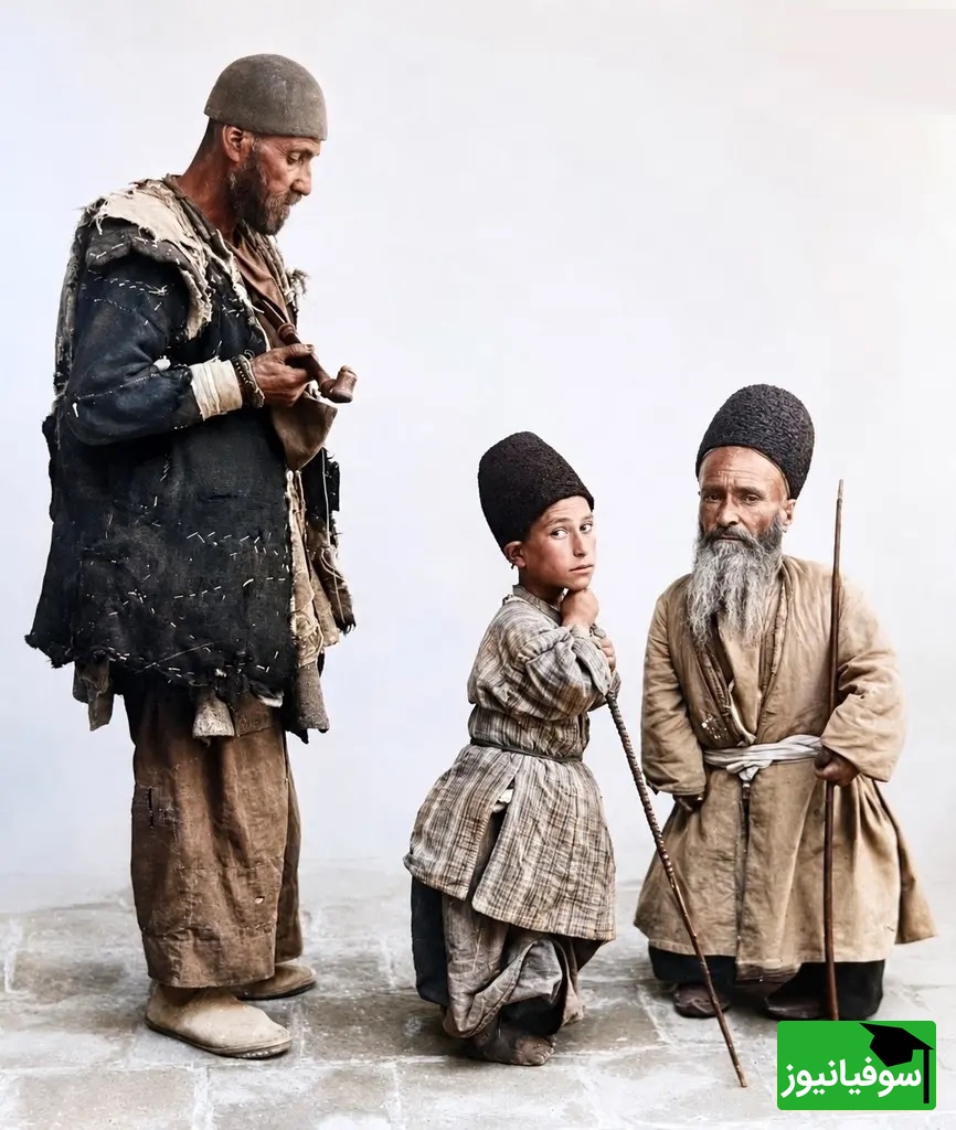 دو گدای قدکوتاه و مردی چپق در دست