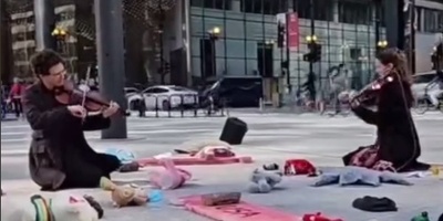 (ویدئو) اعتراض هنرمندان ایرانی در شیکاگو وایرال شد؛ عروسک‌ها و کوله‌پشتی‌ها، زبان معصومیت مدرسه میناب شدند