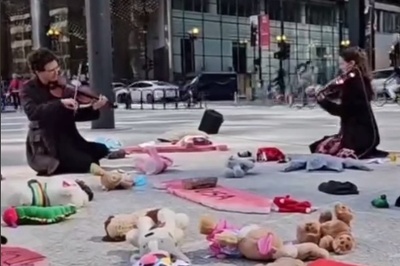 (ویدئو) اعتراض هنرمندان ایرانی در شیکاگو وایرال شد؛ عروسک‌ها و کوله‌پشتی‌ها، زبان معصومیت مدرسه میناب شدند