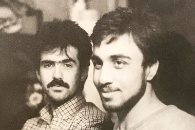 (عکس) نوستالژی کم‌سابقه با رضا عطاران و سعید آقاخانی؛ بازسازی عکس تاریخی خوابگاه که دوباره وایرال شد