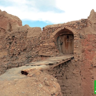 (ویدئو) باورکردنی نیست؛ اولین «آپارتمان بالکن‌دار» تاریخ در دل یک قلعه خشتی ایرانی!