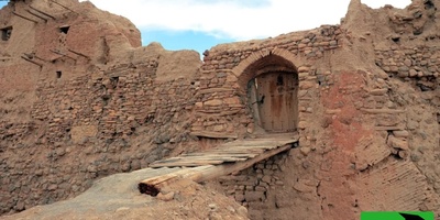 (ویدئو) باورکردنی نیست؛ اولین «آپارتمان بالکن‌دار» تاریخ در دل یک قلعه خشتی ایرانی!