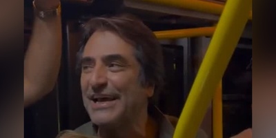 کنسرت تو اتوبوس دیده بودید؟ این خواننده محبوب دنیا وسط اتوبوس صحنه می‌سازد😍+ ویدئو