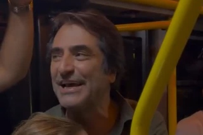 کنسرت تو اتوبوس دیده بودید؟ این خواننده محبوب دنیا وسط اتوبوس صحنه می‌سازد😍+ ویدئو