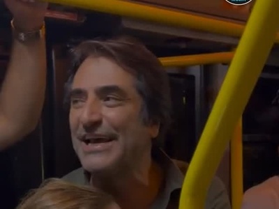 کنسرت تو اتوبوس دیده بودید؟ این خواننده محبوب دنیا وسط اتوبوس صحنه می‌سازد😍+ ویدئو