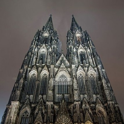 (ویدئو) نگاهی به معماری خیره‌کننده و شاهکار کلیسای کلن آلمان؛ 632 سال وقت برای ساخت  یک افسانه گوتیک / از برج‌های سر به فلک تا شیشه‌های جادویی!