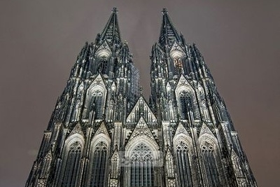 (ویدئو) نگاهی به معماری خیره‌کننده و شاهکار کلیسای کلن آلمان؛ 632 سال وقت برای ساخت  یک افسانه گوتیک / از برج‌های سر به فلک تا شیشه‌های جادویی!