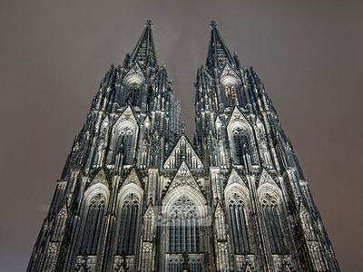 (ویدئو) نگاهی به معماری خیره‌کننده و شاهکار کلیسای کلن آلمان؛ 632 سال وقت برای ساخت  یک افسانه گوتیک / از برج‌های سر به فلک تا شیشه‌های جادویی!