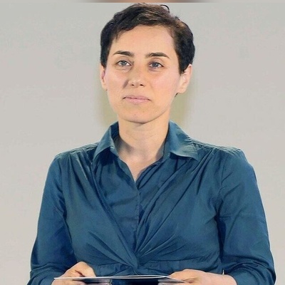 عکس| نگاهی به آرامگاه ابدی پروفسور مریم میرزاخانی جایی که نابغه‌ی بی‌بدیل ریاضی ایران برای همیشه آرام گرفت/ حکاکی روی سنگ قبرش ساده اما عمیق است!