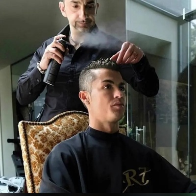 رونالدو: آرایشگرم15 ساله موهامو کوتاه میکنه و همیشه 50 یورو ازم پول میگیره یه روز گفت ماشینش خراب شده منم با یه لامبورگینی رفتمو کلید رو دادم بهش؛ گریه می کرد و نمی تونست صحبت کنه